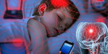 वेळीच सावध व्हा! तुम्हीसुद्धा झोपताना मोबाईल उशीजवळ ठेवता का? कॅन्सरचा धोका