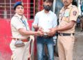 वाहतूक पोलीस अधिकारी अश्विनी पवार यांना पैश्यांनी भरलेले पॉकेट सापडले