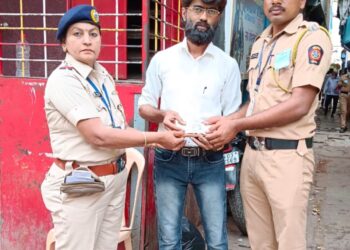 वाहतूक पोलीस अधिकारी अश्विनी पवार यांना पैश्यांनी भरलेले पॉकेट सापडले