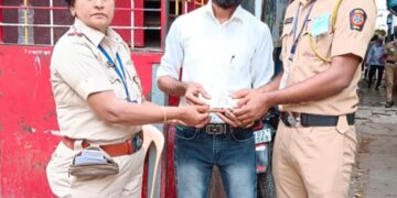 वाहतूक पोलीस अधिकारी अश्विनी पवार यांना पैश्यांनी भरलेले पॉकेट सापडले