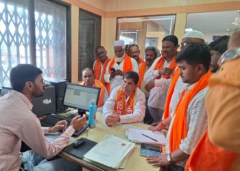 शेतकरी व शिवसैनिकांचा बँक शाखाधिकारी यांना घेराव   ◼️मा.आमदार भाऊसाहेब तात्या पा.चिकटगांवकर यांचा पुढाकार