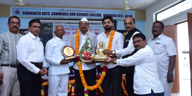 नियत वयोमानानुसार प्रा. डॉ.एस.डी.एरंडे यांचा सेवा गौरव सोहळा संपन्न