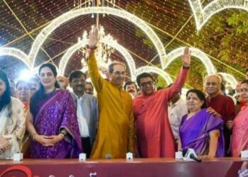 मनसेच्या दीपोत्सवाचा उद्धव ठाकरे यांनी पेटवला दिवा
