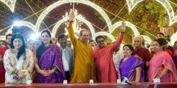 मनसेच्या दीपोत्सवाचा उद्धव ठाकरे यांनी पेटवला दिवा