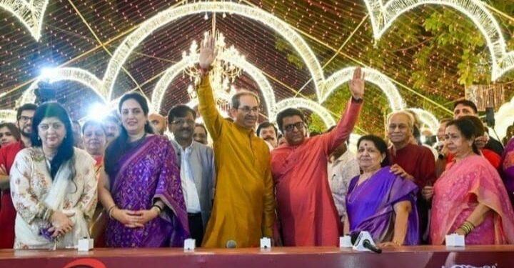 मनसेच्या दीपोत्सवाचा उद्धव ठाकरे यांनी पेटवला दिवा