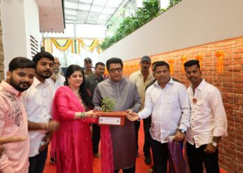 दिवाळी सणानिमित्त शिवजन्मभूमीतील शिवनेरी किल्ल्यावरील पवित्र मातीमध्ये तुळशीचे रोप असलेली फुलदाणी राज ठाकरे यांना भेट दिली.