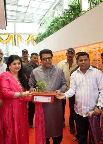 दिवाळी सणानिमित्त शिवजन्मभूमीतील शिवनेरी किल्ल्यावरील पवित्र मातीमध्ये तुळशीचे रोप असलेली फुलदाणी राज ठाकरे यांना भेट दिली.