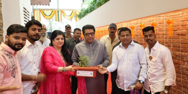 दिवाळी सणानिमित्त शिवजन्मभूमीतील शिवनेरी किल्ल्यावरील पवित्र मातीमध्ये तुळशीचे रोप असलेली फुलदाणी राज ठाकरे यांना भेट दिली.