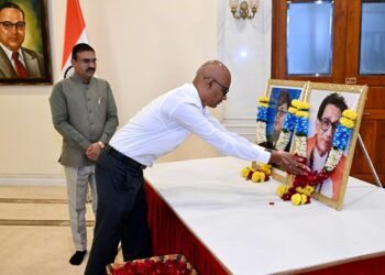 नेताजी सुभाषचंद्र बोस; बाळासाहेब ठाकरे यांना लोकभवन येथे अभिवादन