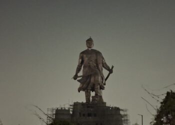 ७० कोटी रूपये खर्च करून उभारण्यात आलेला छत्रपती संभाजी राजांचा पुतळा अजुनही अंधारातच.