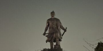 ७० कोटी रूपये खर्च करून उभारण्यात आलेला छत्रपती संभाजी राजांचा पुतळा अजुनही अंधारातच.