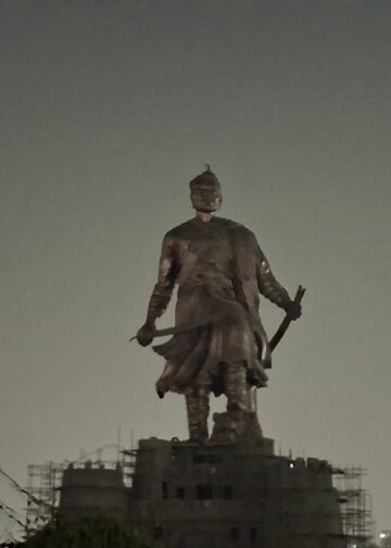 ७० कोटी रूपये खर्च करून उभारण्यात आलेला छत्रपती संभाजी राजांचा पुतळा अजुनही अंधारातच.