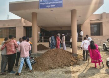 दिव्यांग महिला उमेदवाराला नामनिर्देशनासाठी तारेवरची कसरत..