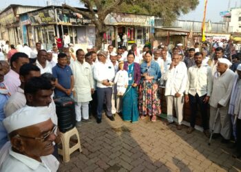 मतदान जागृतीसाठी बोलक्या बाहुल्यांचा मतदारांशी संवाद