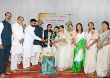 जैन शाळेतुन संस्कार, शिस्त आणि राष्ट्रभक्ती यांचे बीजारोपण विद्यार्थ्यामध्ये केले जाते