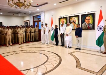 महाराष्ट्र लोकभवन येथे राज्यपाल देवव्रत यांची उपमुख्यमंत्री अजित पवार यांना श्रद्धांजली