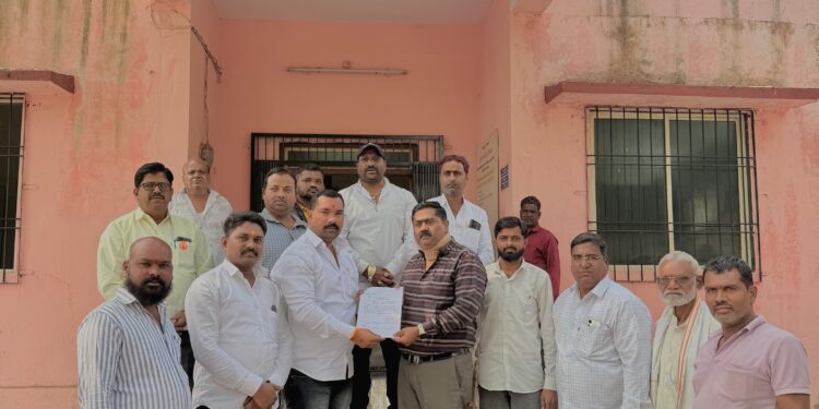 भूमि अभिलेख कार्यालयात कर्मचारी यांचा मनमानी कारभार.