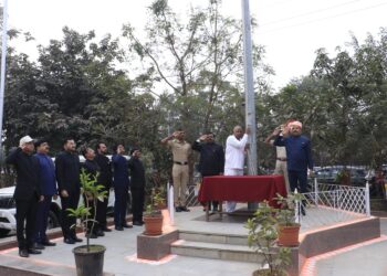 जिल्हाधिकारी कार्यालयात ध्वजारोहण