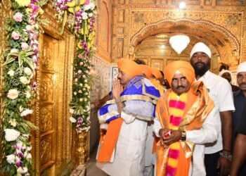 तखत सचखंड श्री हजूर अबलचल नगर साहिबजी गुरुद्वाराचे उपमुख्यमंत्री अजित पवार, सहकार मंत्री बाबासाहेब पाटील यांनी घेतले दर्शन