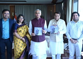 राज्यपालांच्या हस्ते सुरेश प्रभू यांच्या जीवन चरित्राचे प्रकाशन