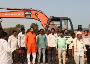 शेतक-यांना जमिनीचा आर्थिक मोबदला न देता १०५ कोटींच्या रस्ता रुंदीकरण कामांवर शेतकरी आक्रमक..