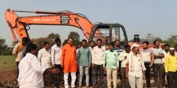 शेतक-यांना जमिनीचा आर्थिक मोबदला न देता १०५ कोटींच्या रस्ता रुंदीकरण कामांवर शेतकरी आक्रमक..