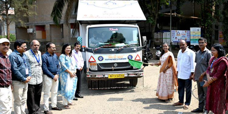 जिल्हाधिकारी तृप्ती धोडमिसे यांनी दाखवला चित्ररथाला झेंडा