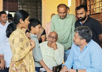 रोहित पवार उचलणार शैक्षणिक जबाबदारी! सुरक्षारक्षक विदीप जाधव यांच्‍या घरी मुलांशी साधला संवाद .