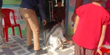 निवडणूक विभागाचा नियोजनाचा अभाव; दिव्यांग महिला उमेदवार जखमी.