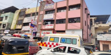 शहापूरात वाहतूक कोंडीत अडकतात रुग्णवाहिका पोलीस यंत्रणेचे दुर्लक्ष अवजड वाहनांना प्रवेश बंदी कधी होणार !