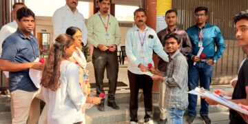 *पंडित जवाहरलाल नेहरू महाविद्यालयात बारावीच्या परीक्षार्थ्यांचे गुलाबाचे फूल देऊन स्वागत*