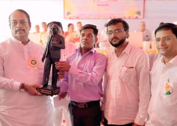 बार्टी मार्फत आमदार किसन कथोरे  यांना भारतरत्न डॉ. बाबासाहेब आंबेडकर यांचा पुर्णाकृती पुतळा भेट