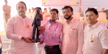 बार्टी मार्फत आमदार किसन कथोरे  यांना भारतरत्न डॉ. बाबासाहेब आंबेडकर यांचा पुर्णाकृती पुतळा भेट