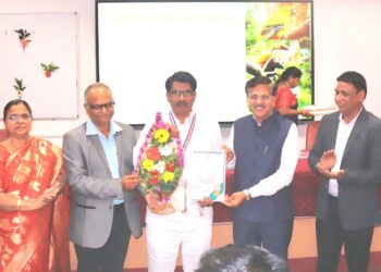 प्राचार्य डॉ.राम चव्हाण यांना ’लाईफ टाईम अॅचिव्हमेंट अॅवार्ड’