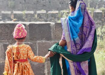 शिवजयंतीनिमित्त किल्ल्यावर ‘बाल शिवबा–जिजाऊ’ यांचे फोटोसेशन