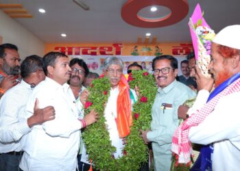 पत्रकारांच्या मुला – मुलींच्या करिअर साठी केलेल्या मदतीबद्दल मंत्री चंद्रकांत (दादा) पाटील यांचा बार्शीत पत्रकारांच्या वतीने सत्कार..