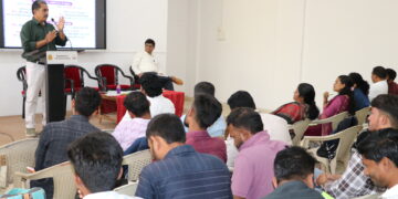 समृद्ध भाषेतूनच होतो माणूस यशस्वी, प्रसिद्ध कवी दासू वैद्य यांचे प्रतिपादन