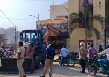 नाथषष्टी यात्रा भागातील अतिक्रमण काढण्यास सुरुवात.