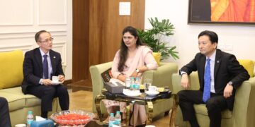 जपानच्या सागा प्रांताच्या गव्हर्नरच्या शिष्टमंडळाने घेतली पर्यावरण मंत्री पंकजा मुंडे यांची भेट