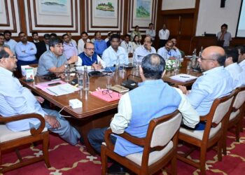 नदीजोड प्रकल्पांतील कामांचा जलसंपदा मंत्री राधाकृष्ण विखे-पाटील यांनी घेतला आढावा