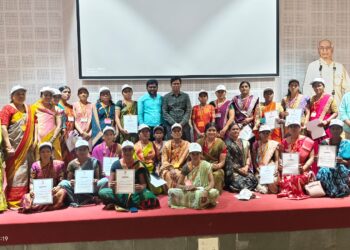 शेतकऱ्यांनी पारंपरिक शेतीसोबत आधुनिक तंत्रज्ञानाचा वापर करावा