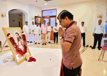 संत रविदास महाराज यांना लोकभवन येथे अभिवादन