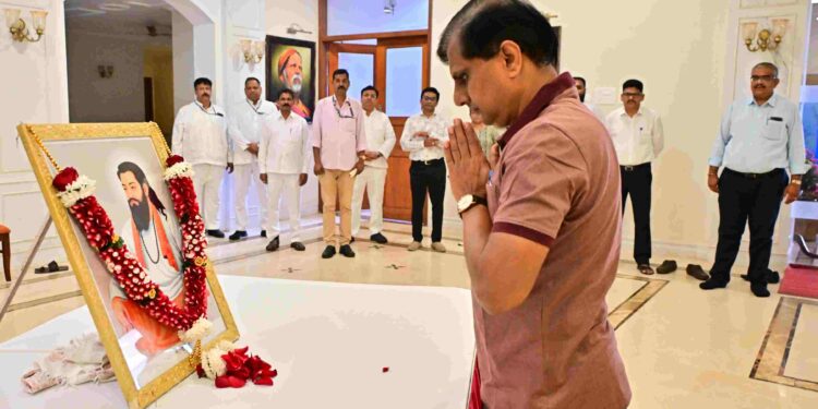 संत रविदास महाराज यांना लोकभवन येथे अभिवादन